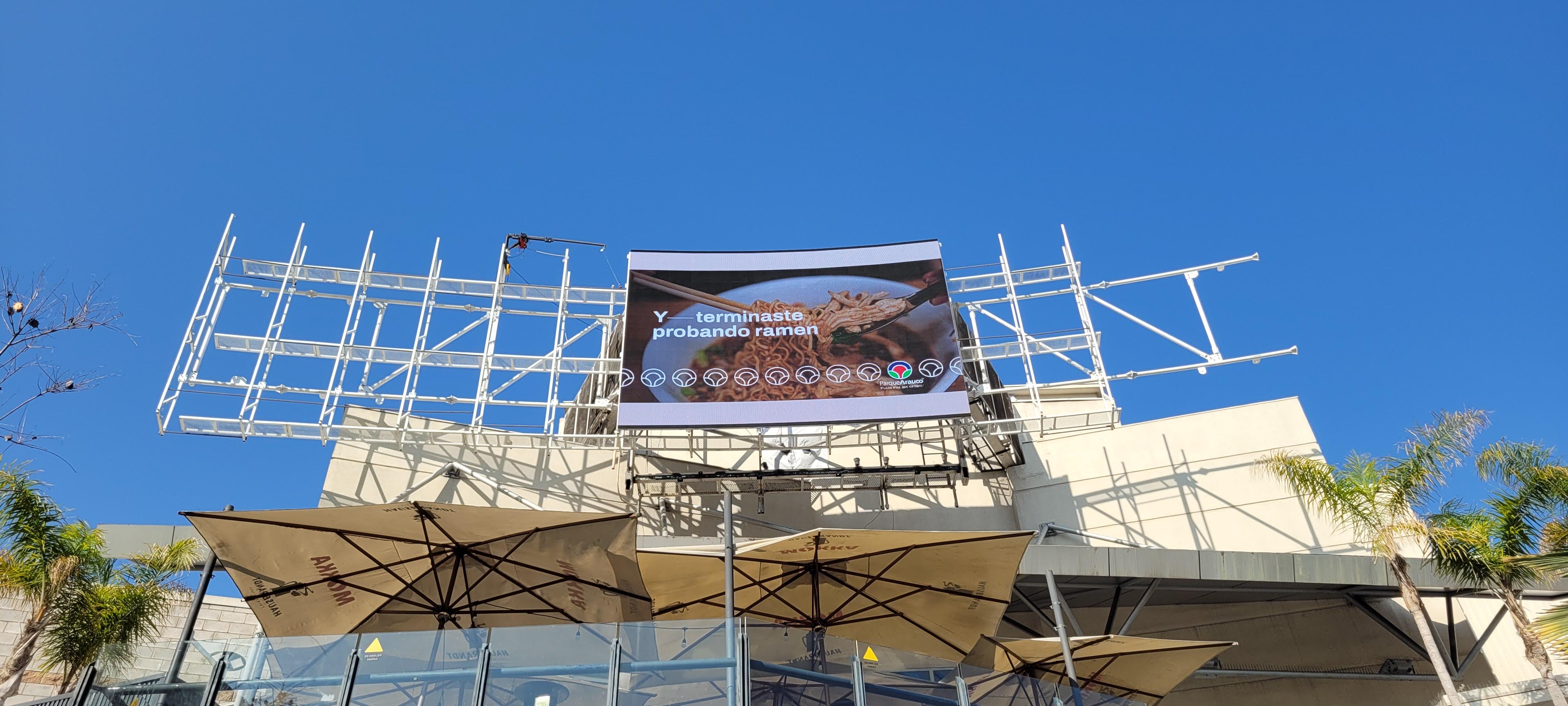 Pantalla LED y estructura metálica en construcción en Parque Arauco